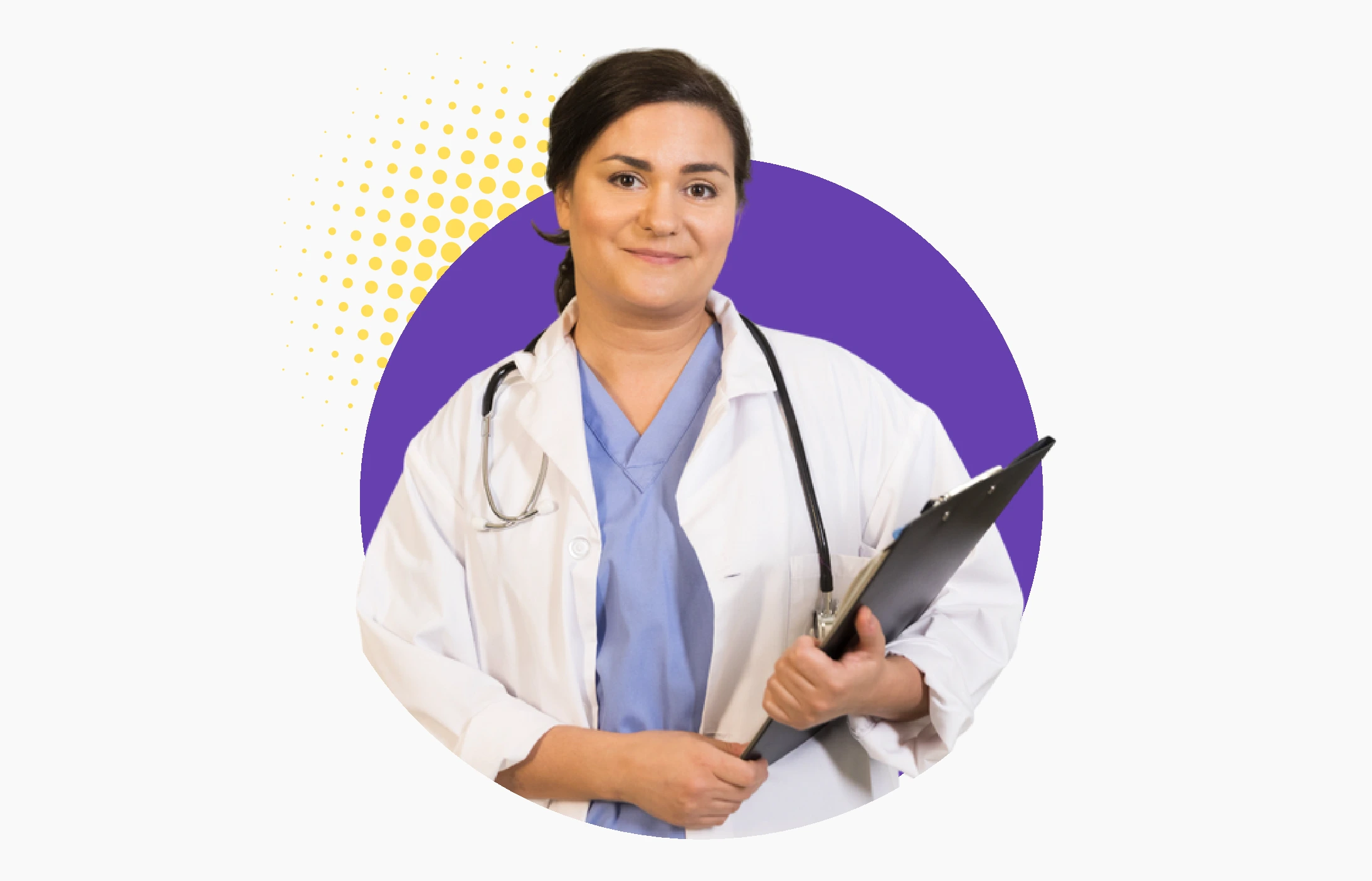 Una medica sosteniendo portapapeles mostrando la mision de la empresa